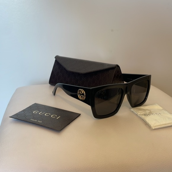Black Gucci Logo Sunglasses - Picture 13 of 13